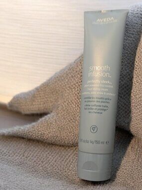 AVEDA Smooth Infusion Perfectly Sleek Heat Styling Cream - Gray Bottle